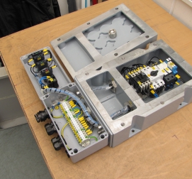 X103HM s přípojnicí X23SA0 - šedá barva - pohled dovnitř